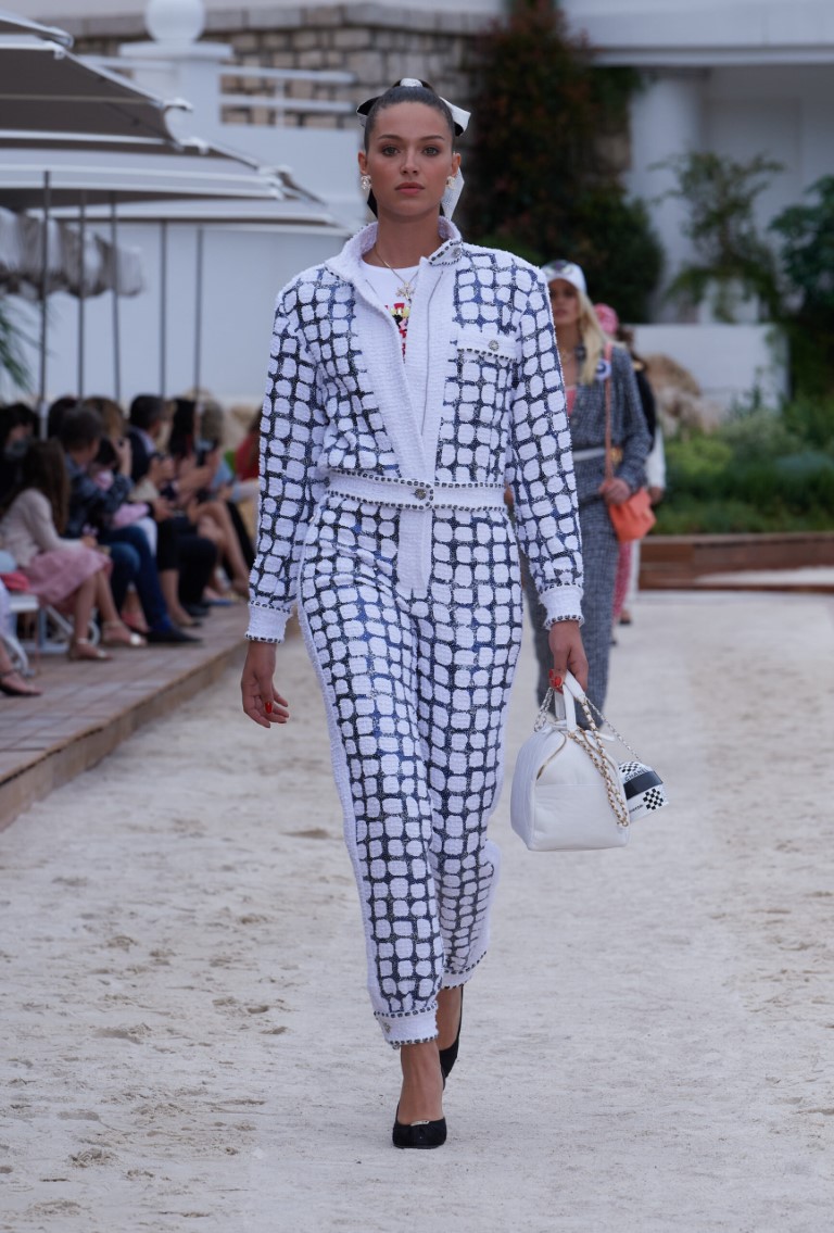Luxury and sporty Chanel with the Cruise 2023 collection in the Kingdom of Monaco - 12