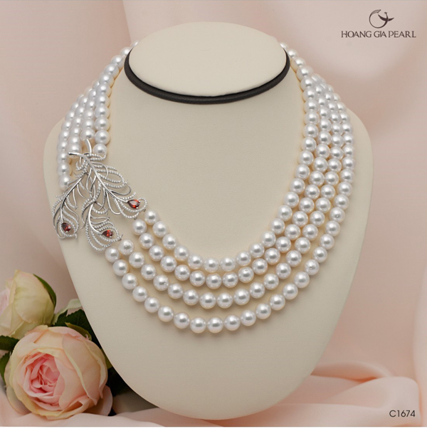 Chuỗi cổ ngọc trai với vẻ đẹp sang trọng giúp toả sáng nét thanh lịch và quý phái. Hoàng Gia Pearl có nhiều lựa chọn từ kiểu dáng đến chủng loại như chuỗi ngọc trai South Sea, Akoya, Tahiti hay chuỗi ngọc freshwater.