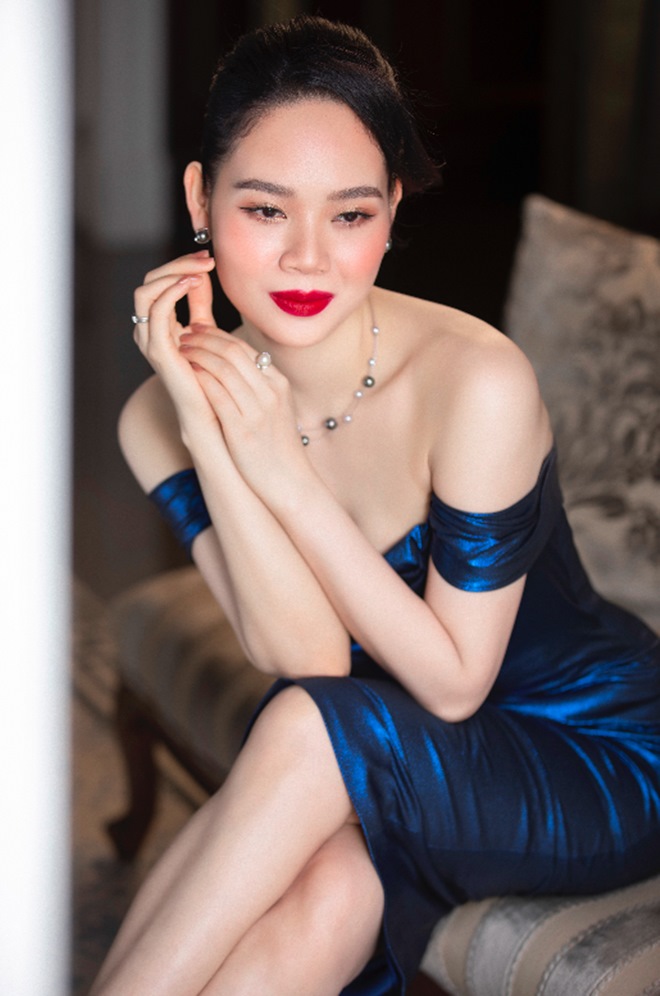 Sau hơn 20 năm đăng quang Hoa hậu, người đẹp xứ Cảng vẫn giữ được nhan sắc trẻ trung, thần thái quyến rũ, tự tin.