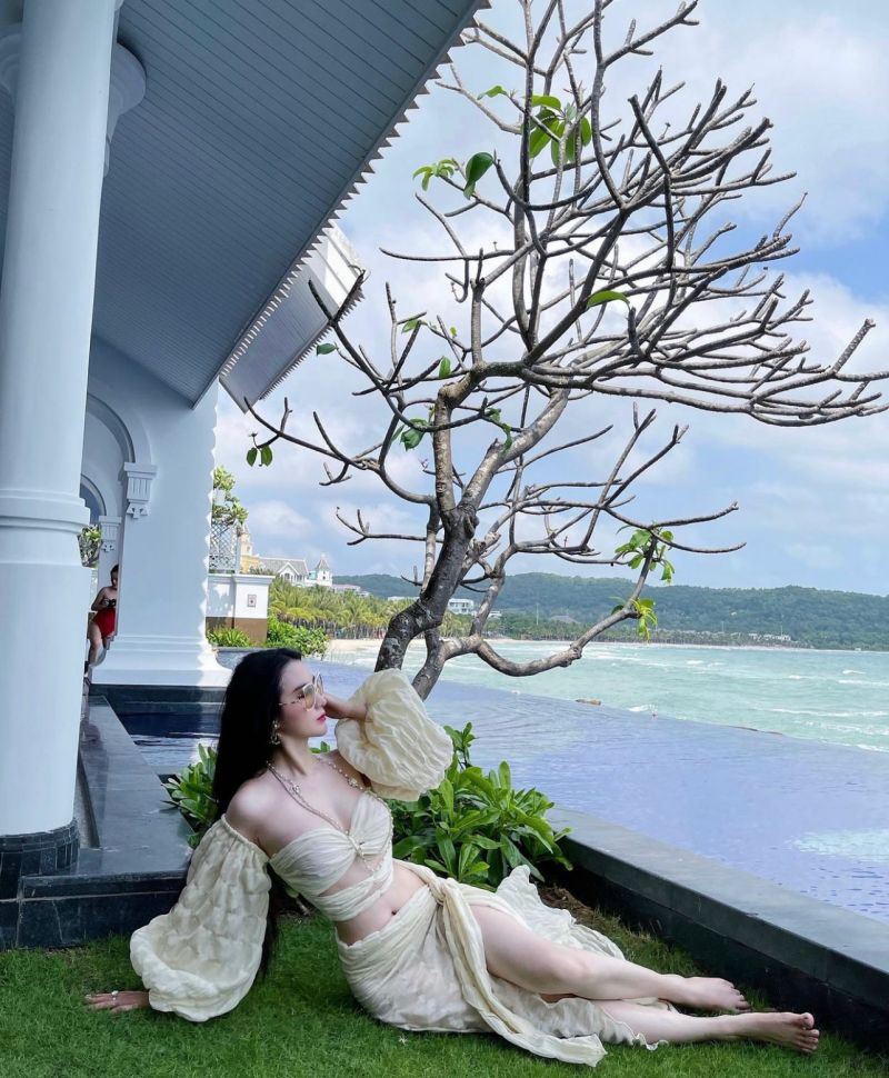 Người đẹp Ngọc Loan khoe dáng với trang phục đi biển ấn tượng.