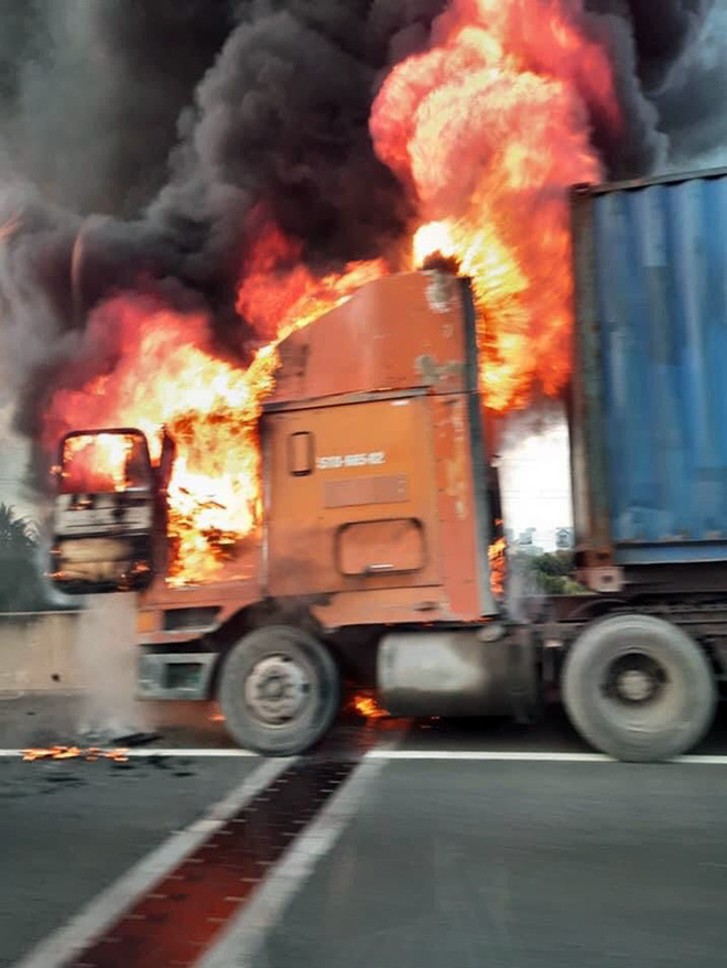 Container truck caught fire on the highway Ho Chi Minh City - Long Thanh - Dau Giay - 1