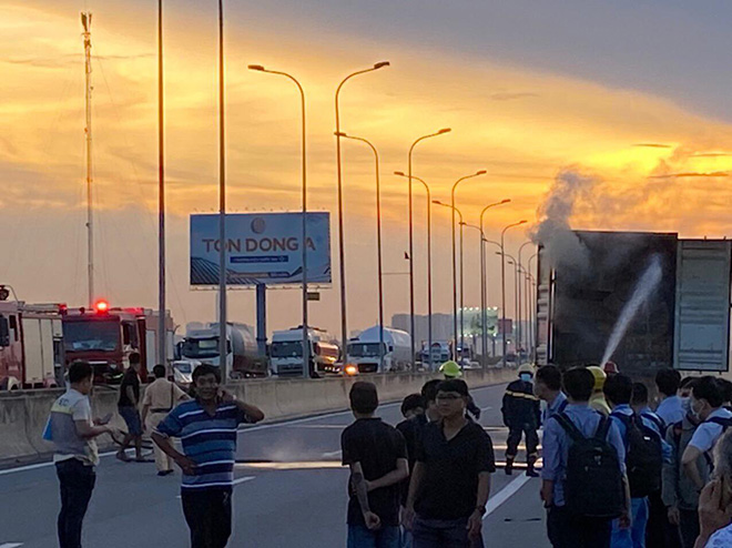 Container truck caught fire on the highway Ho Chi Minh City - Long Thanh - Dau Giay - 2