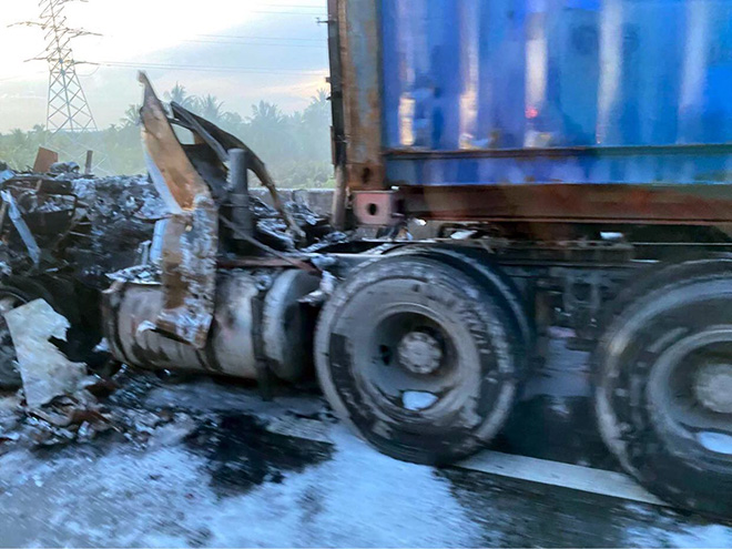 The container truck caught fire on the highway Ho Chi Minh City - Long Thanh - Dau Giay - 3