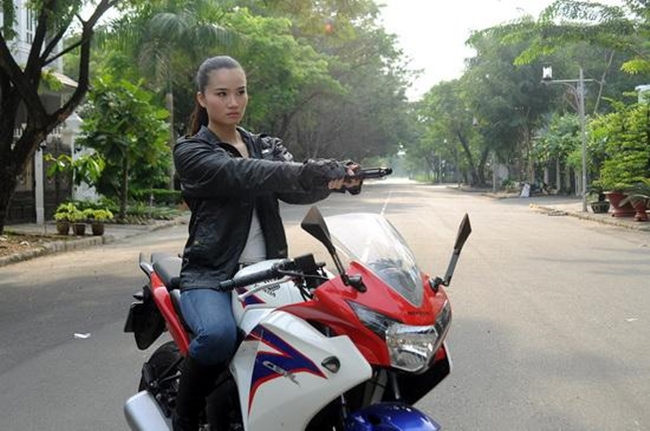 Trong phim, nữ diễn viên có tạo dáng cực ngầu khi lái xe mô tô và đóng cảnh rượt đuổi trên phố. 
