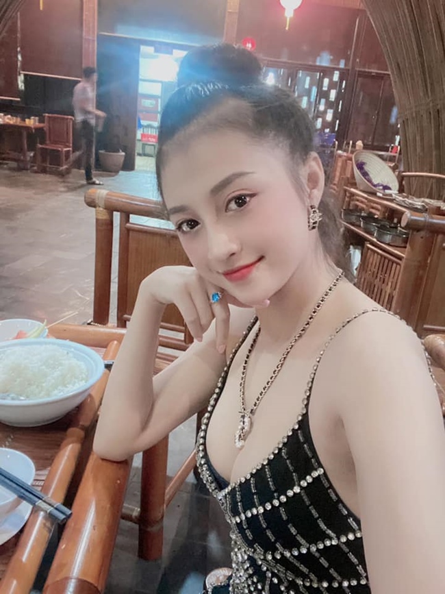 Ngoài đời, DJ sinh năm 1998 chuộng những bộ đồ bó sát, váy hai dây xẻ sâu khoe được đường cong gợi cảm.
