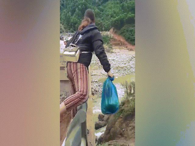 Tin tức trong ngày - CLIP: Nổi da gà cảnh người dân bám lan can đi qua cầu ở Quảng Nam