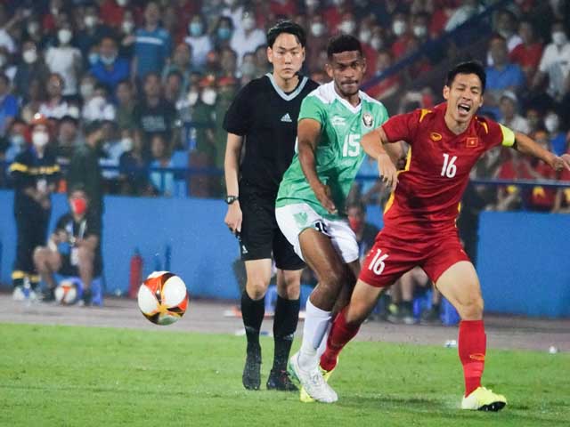 Bóng đá - U23 Indonesia chơi xấu U23 VN, bỏ bóng đá người khiến triệu fan phẫn nộ