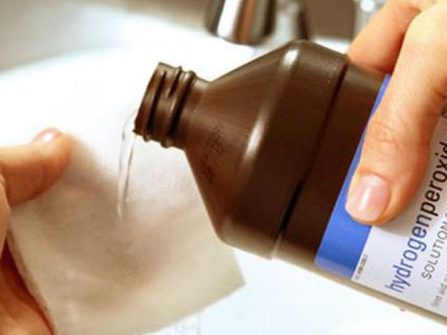 Sức khỏe đời sống - Bị viêm tai giữa có nên rửa bằng oxy già?