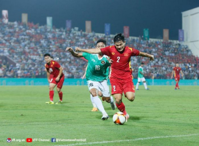 Văn Xuân (số 2) chơi hay trong thắng lợi của U23 Việt Nam. Ảnh VFF
