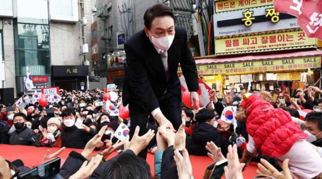 Tân Tổng thống Yoon Suk-yeol bắt tay những người ủng hộ trong chiến dịch tranh cử ở thủ đô Seoul - Hàn Quốc hôm 1-3 .Ảnh: REUTERS