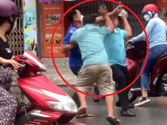 Tin tức trong ngày - Clip: Bỏ xe giữa đường, 2 người đàn ông "đấu vật" giữa phố