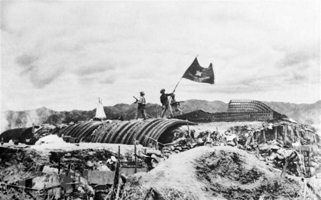 Chiều 7/5/1954, lá cờ quyết chiến, quyết thắng của Quân đội nhân dân Việt Nam tung bay trên nóc hầm tướng Đờ Cát, Điện Biên hoàn toàn giải phóng.