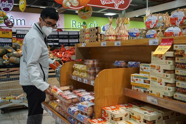 Người tiêu dùng tìm mua trứng tại siêu thị