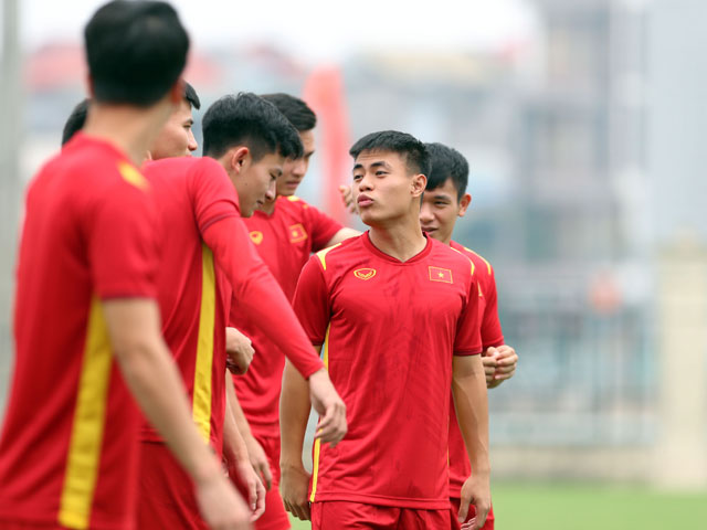 Thầy Park cho U23 Việt Nam tập giữa trưa sau trận thắng U23 Indonesia