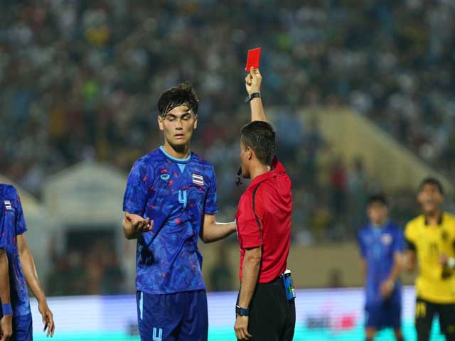 Hậu vệ U23 Thái Lan kéo người thô thiển, nhận thẻ đỏ đích đáng