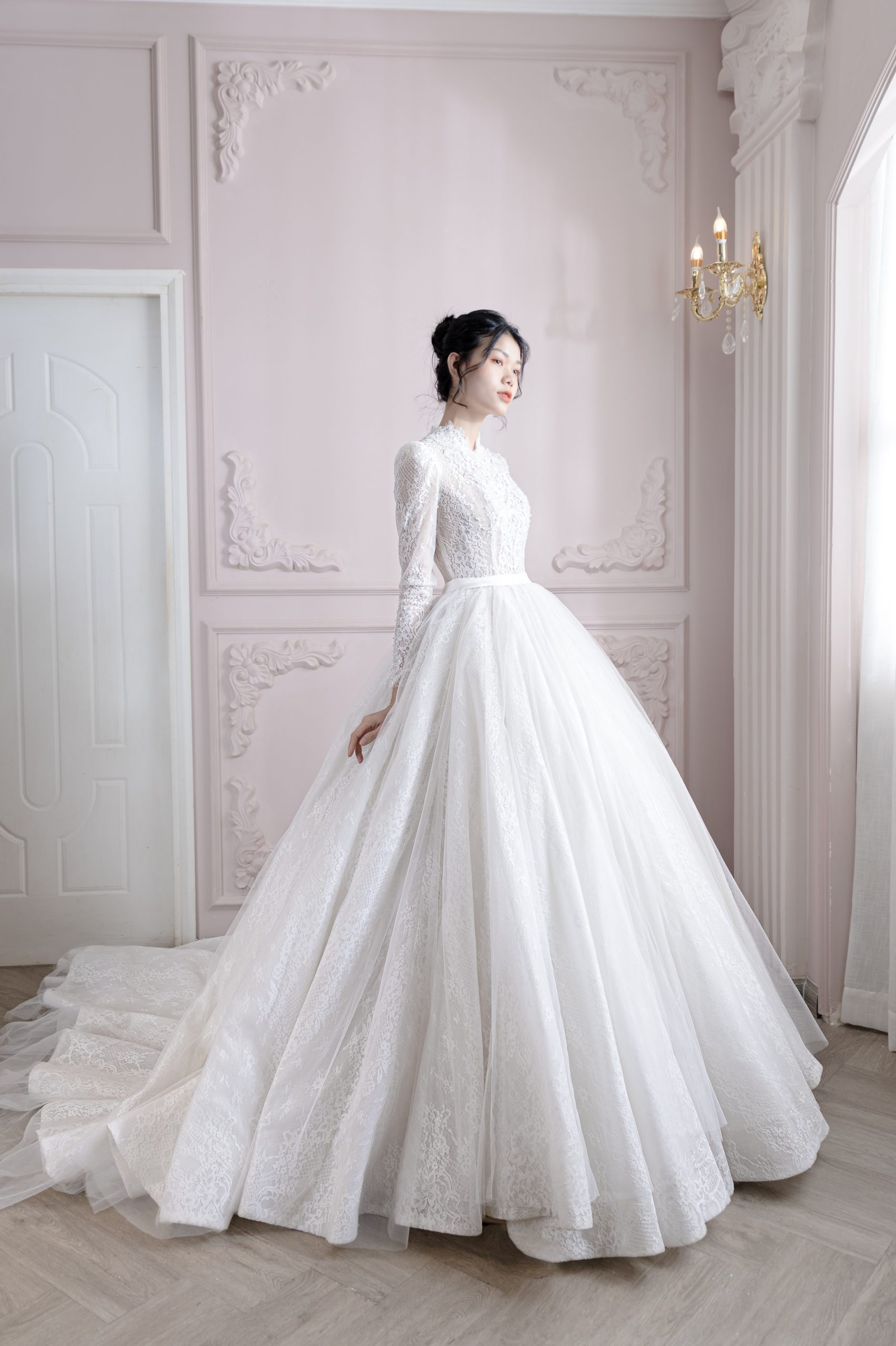 Bóc giá hai bộ váy cưới ngót nửa tỷ đồng của cô dâu Minh Hằng