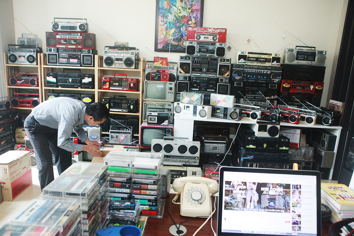 Ông Nguyễn Xuân Thủy (52 tuổi, ở Long Biên, Hà Nội) có bộ sưu tập đài cassette với số lượng rất lớn, hơn 1.400 chiếc. Trong số đó, hơn 400 mẫu ông cho trưng bày tại phòng làm việc.
