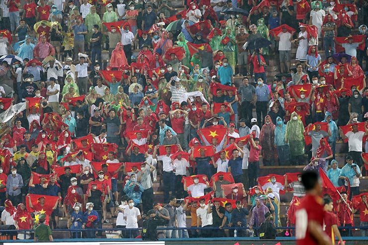 
Những phút cuối trận đấu giữa U23 Việt Nam và U23 Indonesia, trời bất ngờ đổ mưa lớn nhưng hàng vạn cổ động viên vẫn nán lại sân Việt Trì để cổ vũ thầy trò HLV Park Hang Seo