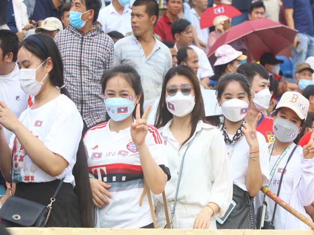 Bóng đá - Dàn hot girl "đại náo" sân Thiên Trường, cháy hết mình cổ vũ U23 Lào