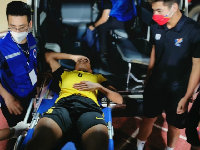 Bóng đá - Sao Malaysia va chạm "tóe lửa" với cầu thủ U23 Thái Lan, nhập viện khẩn cấp