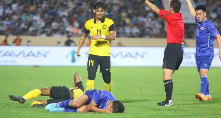 Phút 63 trận đấu giữa U23 Thái Lan và U23 Malaysia thuộc khuôn khổ bảng B SEA Games, Azmi Murad (U23 Malaysia) và Jaturapat (U23 Thái Lan) có&nbsp;pha va chạm nguy hiểm