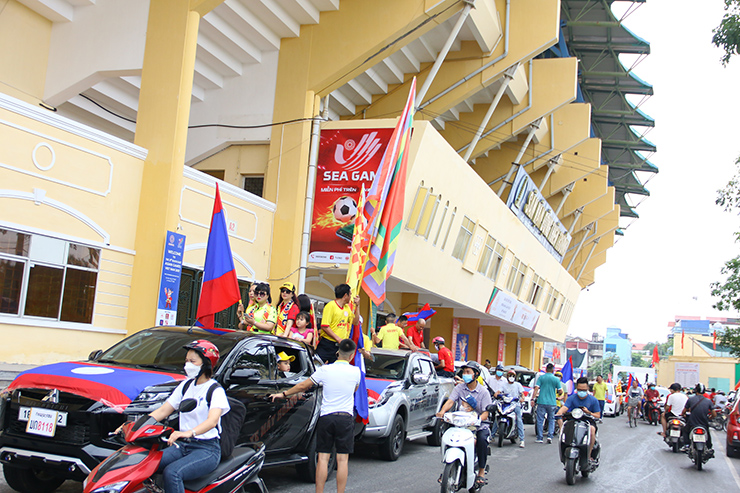 Với quyết tâm biến sân Thiên Trường trở thành sân nhà của các đội bóng tham dự SEA Games 31, sáng ngày 7/5, hàng trăm cổ động viên bóng đá tại Nam Định đã tập trung trước cổng khán đài A sân Thiên Trường để diễu hành cổ động trước thềm lượt trận đầu tiên tại bảng B sẽ thi đấu vào chiều cùng ngày.