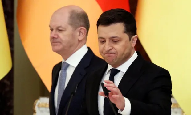 Tổng thống Ukraine Volodymyr Zelensky (bên phải) và Thủ tướng Đức Olaf Scholz cùng xuất hiện trong một sự kiện hồi tháng 2. Ảnh: Reuters