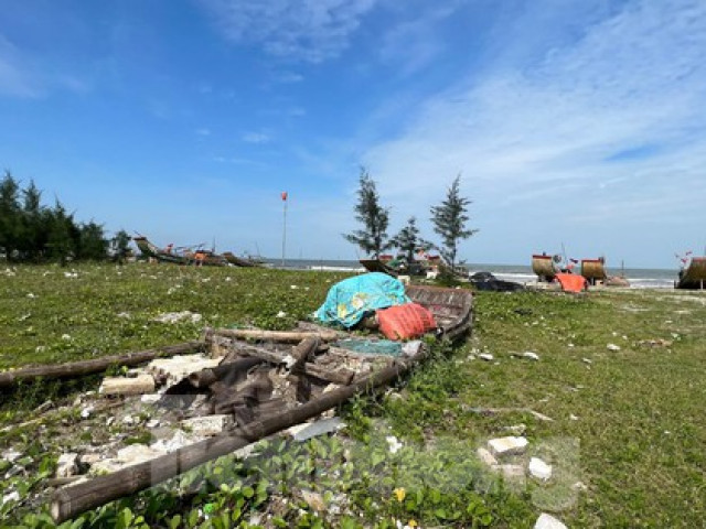 Tin tức trong ngày - Ngổn ngang "nghĩa địa" bè mảng ở bờ biển Nghệ An