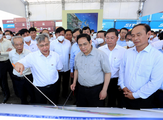 Thủ tướng Phạm Minh Chính khảo sát cảng biển Chu Lai trong chuyến làm việc với tỉnh Quảng Nam hôm 27-3