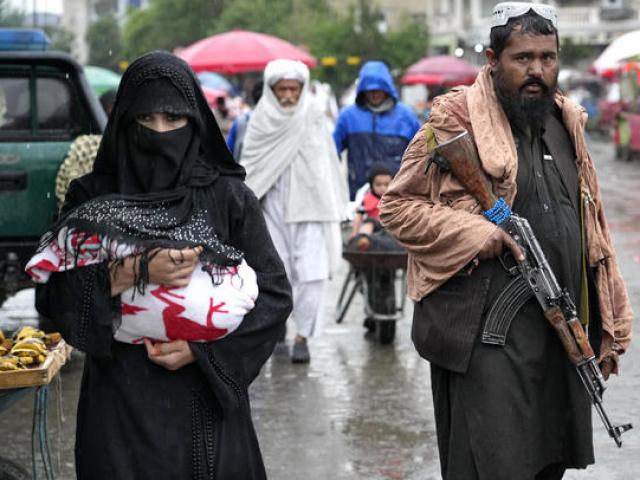 Thế giới - Taliban: Phụ nữ ra đường phải trùm kín từ đầu đến chân