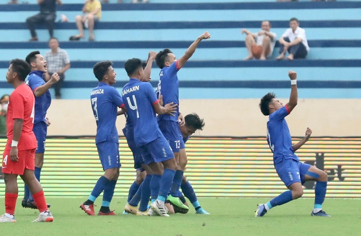 Các cầu thủ Lào đã có một trận đấu đầy quả cảm trước Singapore. (Ảnh: Như Ý)
