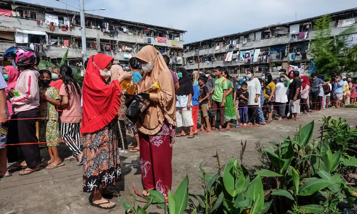 Người dân xếp hàng mua dầu ăn ở Palembang, Indonesia (Nguồn: AFP)