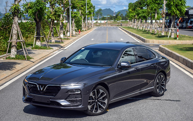 VinFast Lux A2.0 car price in May 2022, 20 million dong discount and 50% LPTB - 4