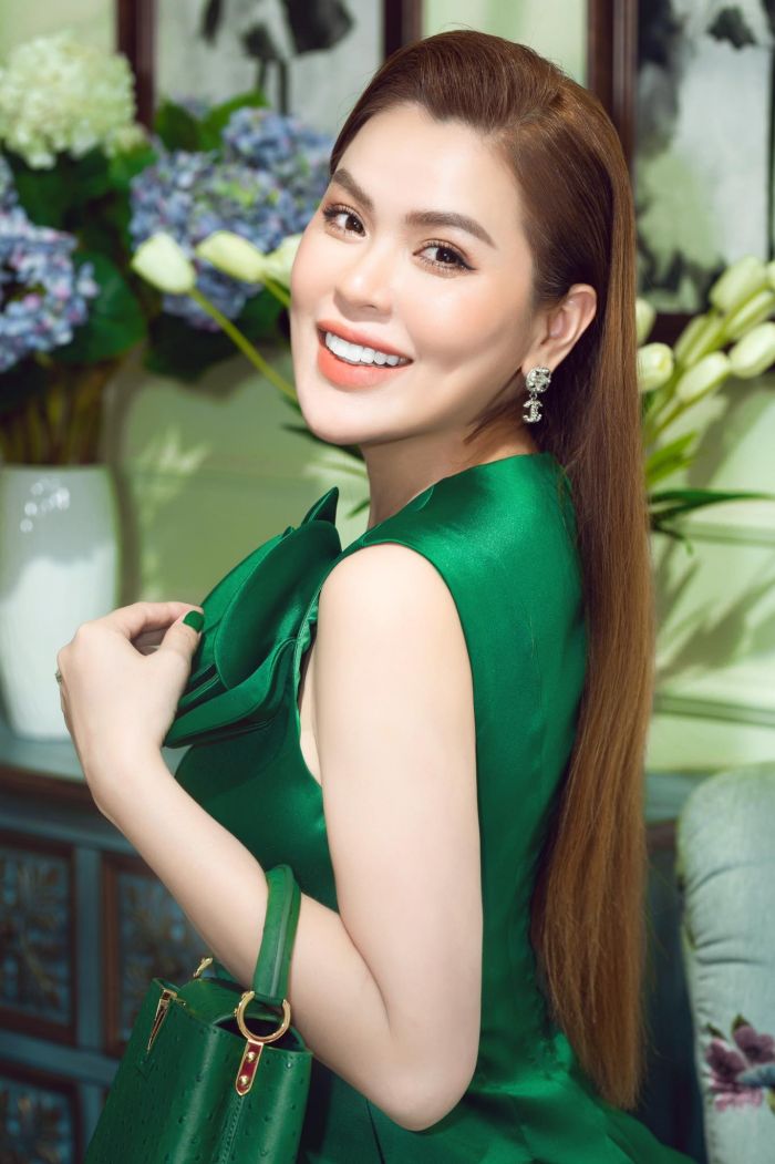 Phuong Le sits in a Rolls Royce, wears a 27 billion diamond ring with Le Au Ngan Anh - 4