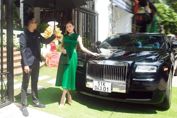 Hoa hậu Phương Lê di chuyển tới sự kiện bằng siêu xe 30 tỷ đồng.