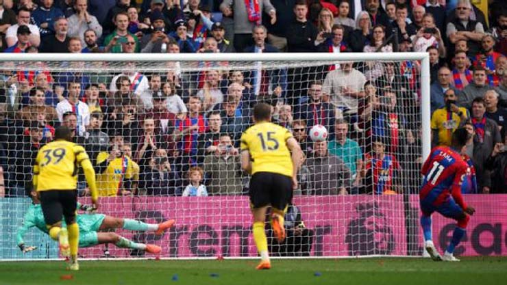 Crystal Palace - Watford football video: Grim penalty, relegation ticket called (Round 36 of the English Premier League) - 1
