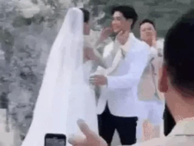 Đời sống Showbiz - Ngô Thanh Vân tình tứ khóa môi chú rể kém tuổi, bật khóc xúc động trong lễ cưới