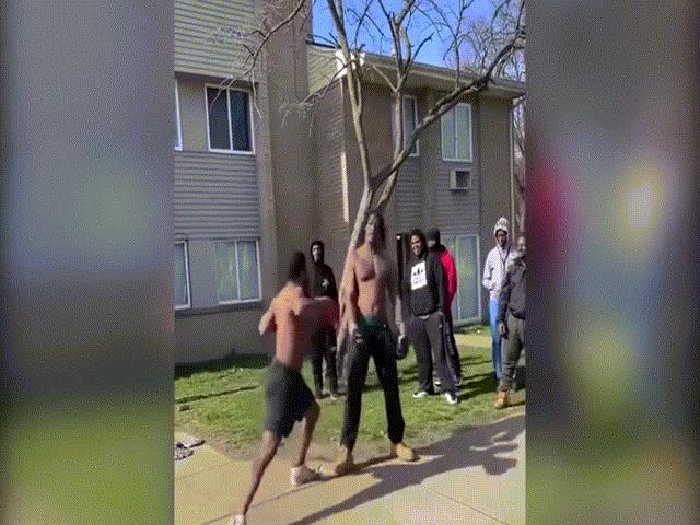 Phi thường - kỳ quặc - Video: Kết đắng của nam thanh niên thách đấu cao thủ đấm bốc