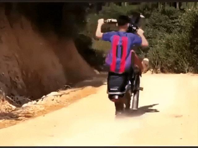 Xe máy - Xe đạp - Clip: Trẻ trâu thể hiện bốc đầu "gõ" thẳng vào đầu tài xế xe máy ngược chiều