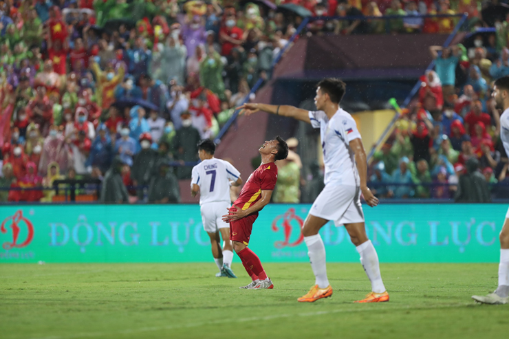 Vietnam U23 football video - Philippines U23: Tired of pressing the field, regretting the free kick (SEA Games 31) - 1