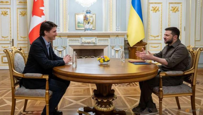 Thủ tướng Canada Justin Trudeau (trái) hội đàm với Tổng thống Ukraine Volodymyr Zelensky hôm 8-5 tại thủ đô Kiev, Ukraine. Ảnh: REUTERS