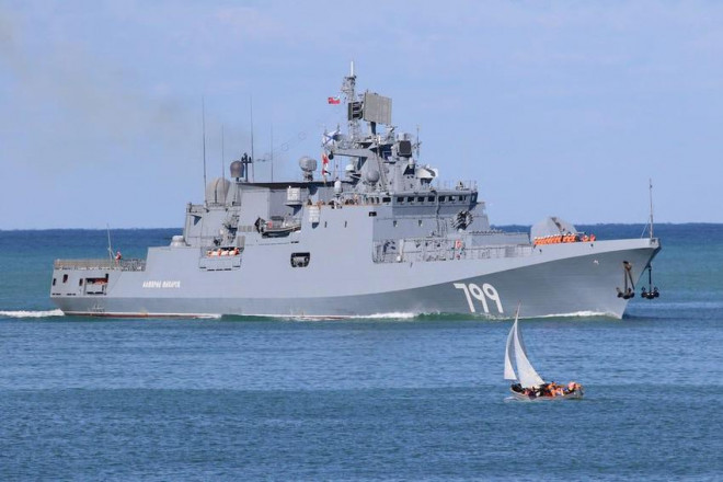 Tàu hộ vệ mang tên lửa dẫn đường Đô đốc Makarov của Nga đến Vịnh Sevastopol để gia nhập Hạm đội Biển Đen của Nga ở Sevastopol (Crimea) năm 2018. Ảnh: RUSSIAN DEFENSE MINISTRY