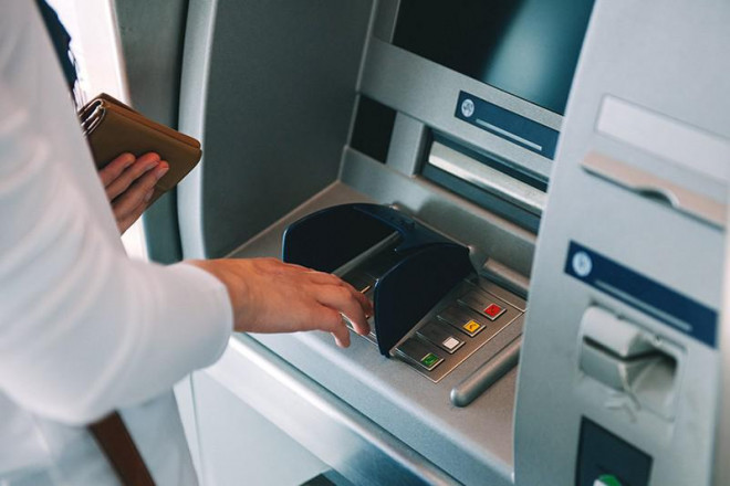 Người dân rút tiền tại cây ATM