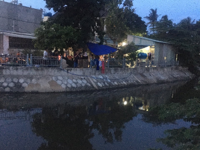 The bodies of two children were picked up from the canal in District 12, Ho Chi Minh City - 1