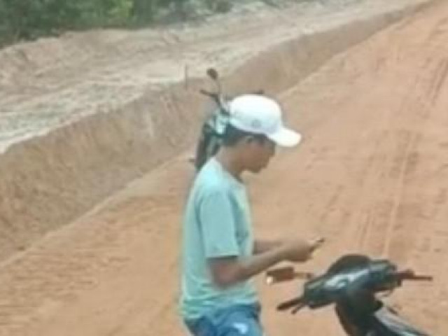 Pháp luật - Công an mời người cầm dao chặn xe tải lên làm việc