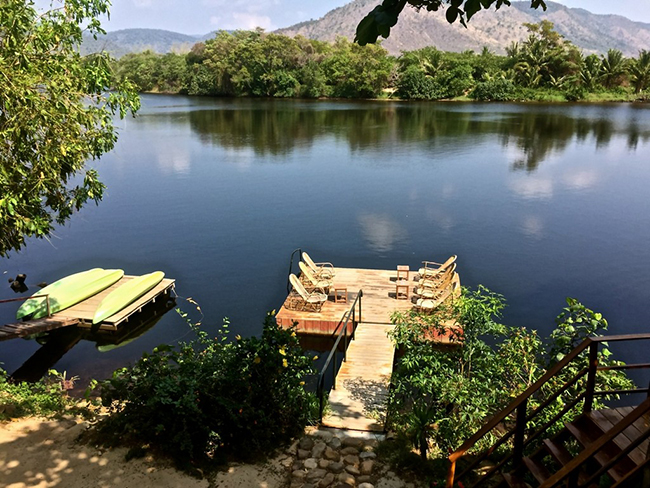 Đường bờ sông dưới chân núi Bokor là điểm thu hút chính của Kampot. Lối đi bộ ven sông thu hút khách du lịch và người dân địa phương đi lang thang ngắm nghía phong cảnh và thưởng thức cocktail lúc hoàng hôn.
