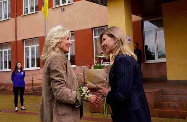 Đệ nhất phu nhân Mỹ Jill Biden tặng hoa Đệ nhất phu nhân Ukraine Olena Zelenska. (Ảnh: Reuters)