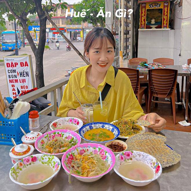 Traveling through Vietnam by motorbike, the girl suddenly had more "companion"  few think about - 5