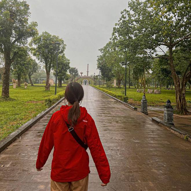 Traveling through Vietnam by motorbike, the girl suddenly had more "companion"  few think about - 7