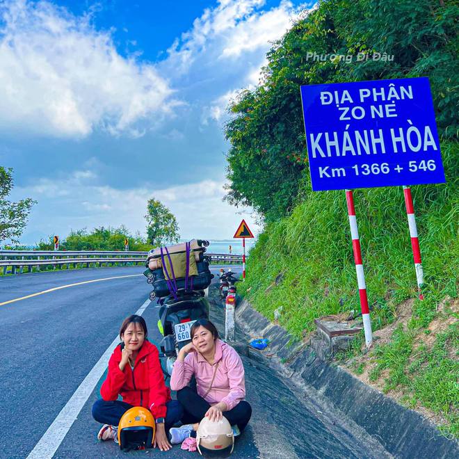 Traveling through Vietnam by motorbike, the girl suddenly had more "companion"  few think about - 12